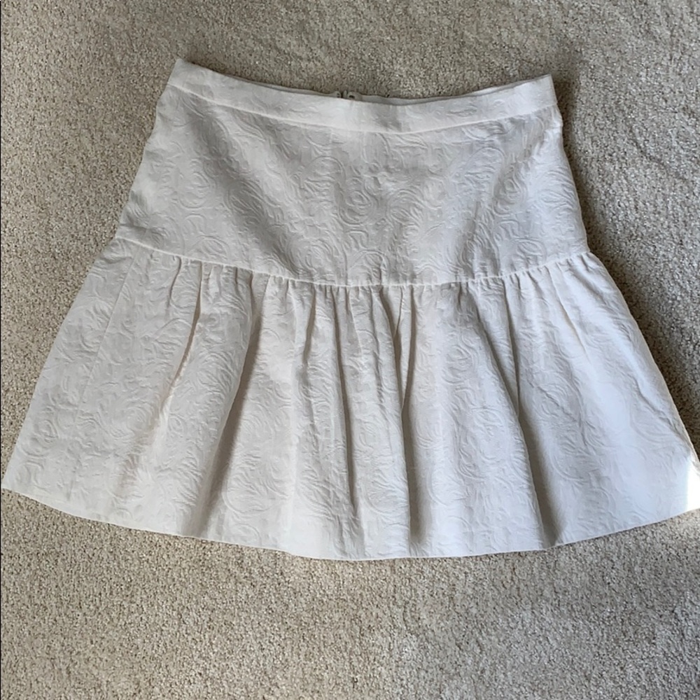 J Crew. NWT size 4 cream Matelasse mini skirt. Drop waist Back zip Pleats